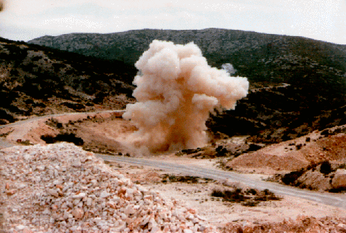 Explosief bekleden van metalen in de open lucht (foto Innomet b.v.)