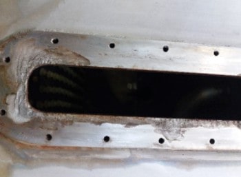 Afbeelding 1: spleetcorrosie onder de pakking van roestvast staal.