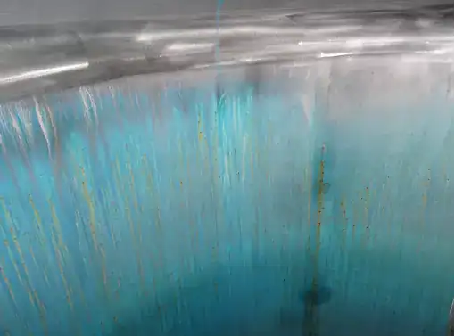 Blauwkleuring op de binnenwand van een roestvast staal AISI316L vat (foto Innomet Consultancy b.v.)