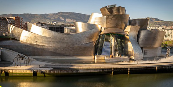Alle gevels van het Guggenheim museum in Bilbao zijn gemaakt van titaan.